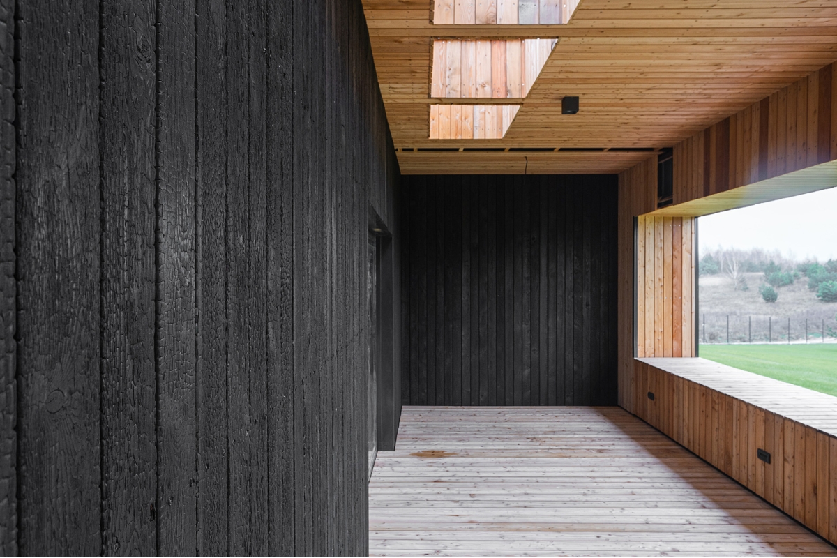 Fasado apdaila iš lauko degintų dailylenčių